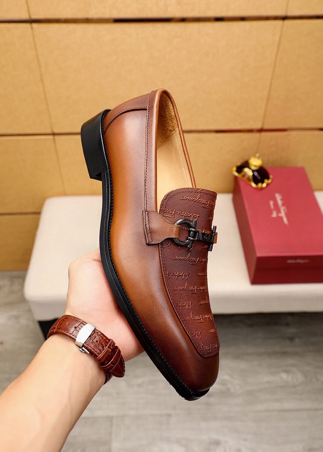 Men's shoes 💰460 💐 Product trademark: Ferragamo "Ferragamo" casual leather shoes Regular size: 38-44 (45.46.47🉑️Customized) Product materials: Selected imported first-layer calfskin embossed upper + luxury hardware buckle, imported water-dyed cow leather lining. Strong three-dimensional visual effect, original outsole color: 2 colors available